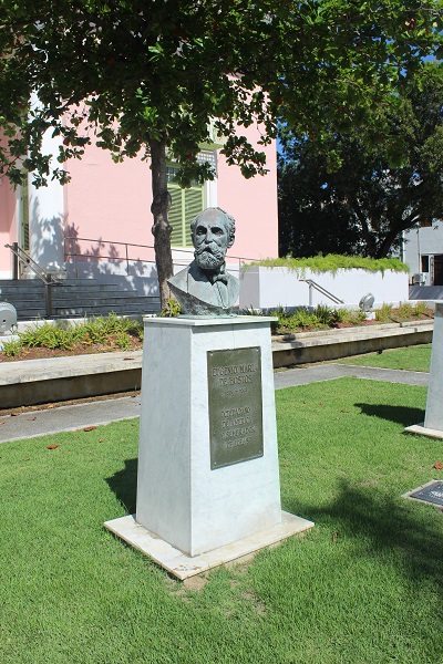 vsj biblioteca carnegie busto de hostos